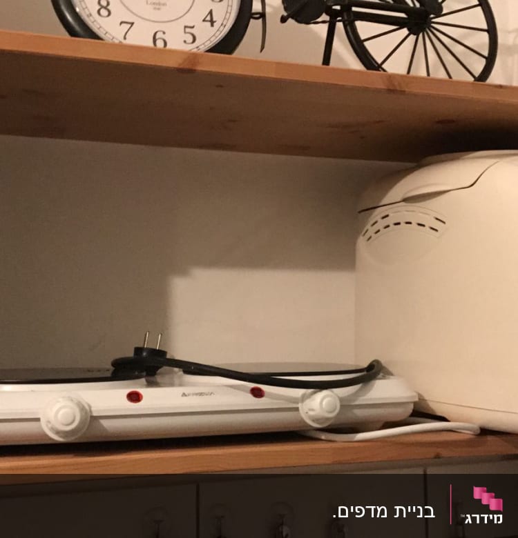 מדף עץ עם מכשירי חשמל במטבח